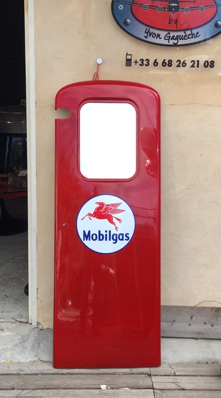 Porte de pompe à essence Boutillon peinte aux couleurs MOBILGAS