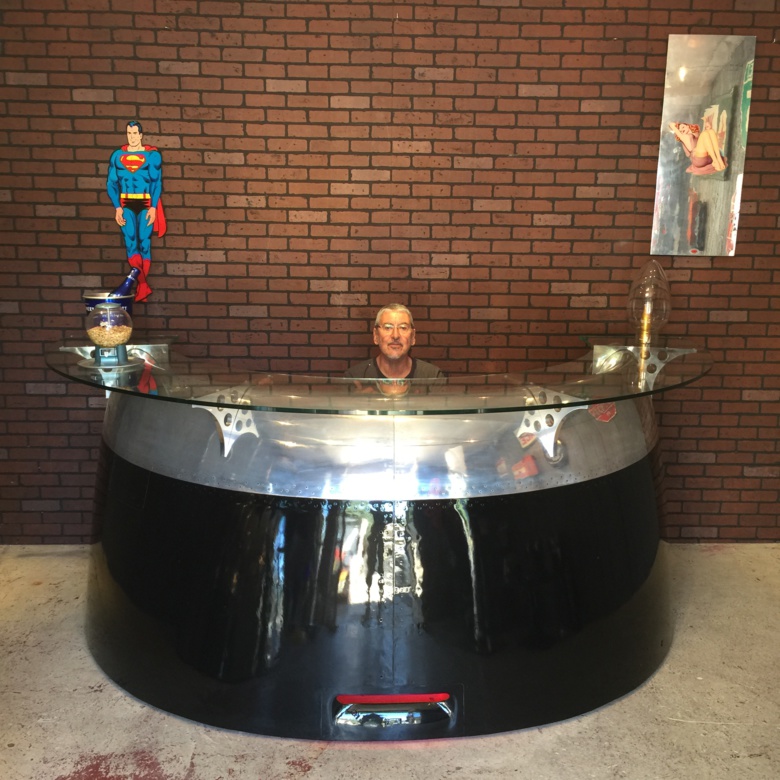 Bar/Desk d'accueil réalisé avec un capot moteur de Douglas DC10 (diamètre +/- 3m) (3/4)