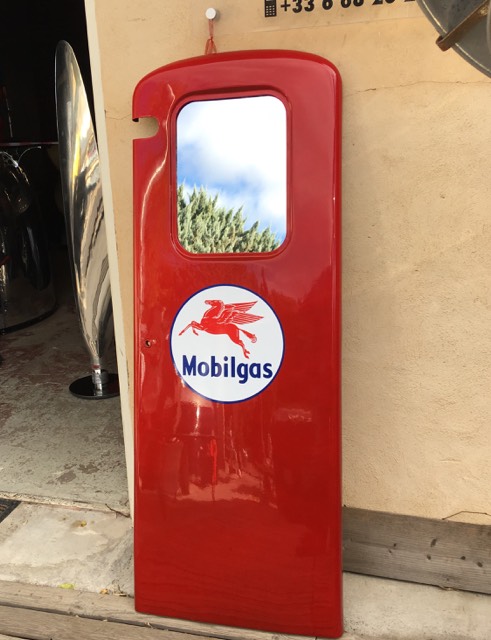 Porte de pompe à essence Boutillon peinte aux couleurs MOBILGAS